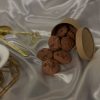 فواحات عطرية بتصميم يشبه كوكيز الشوكولاتة موضوعة على قماش حريري