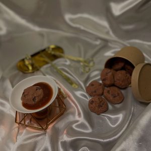 فواحات عطرية بتصميم يشبه كوكيز الشوكولاتة موضوعة على قماش حريري