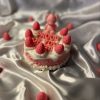 شمعة على شكل كعكة مزينة بالفراولة المجسمة وكلمات تهنئة