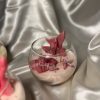 شموع معطرة داخل أكواب زجاجية مزينة بذيل حورية البحر وأشكال بحرية بألوان متعددة.