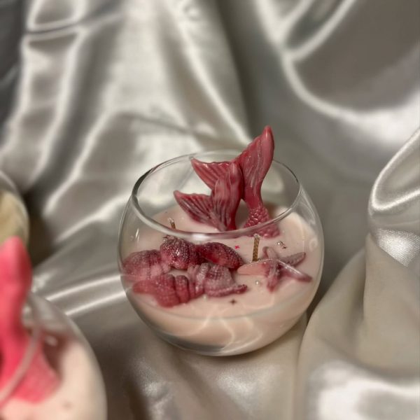 شموع معطرة داخل أكواب زجاجية مزينة بذيل حورية البحر وأشكال بحرية بألوان متعددة.