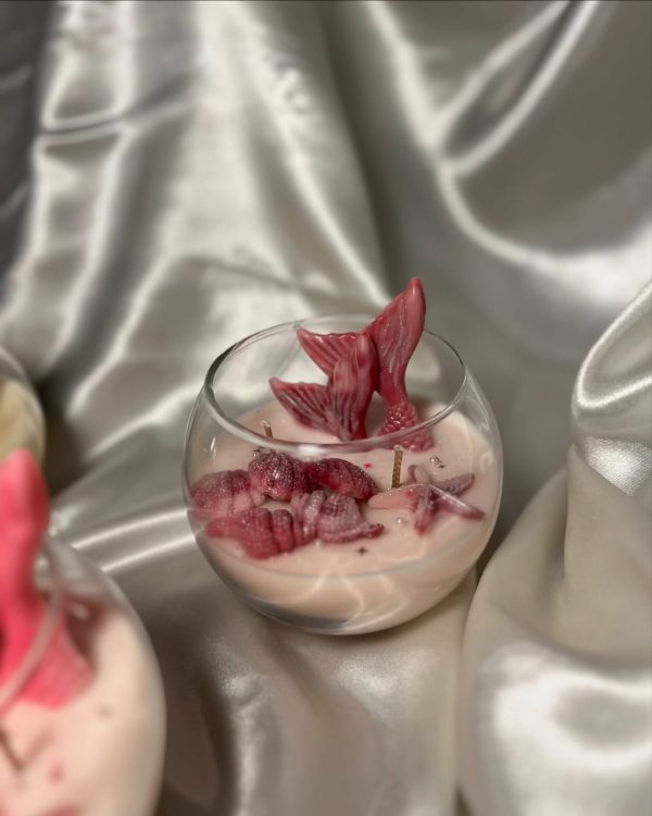 شموع معطرة داخل أكواب زجاجية مزينة بذيل حورية البحر وأشكال بحرية بألوان متعددة.